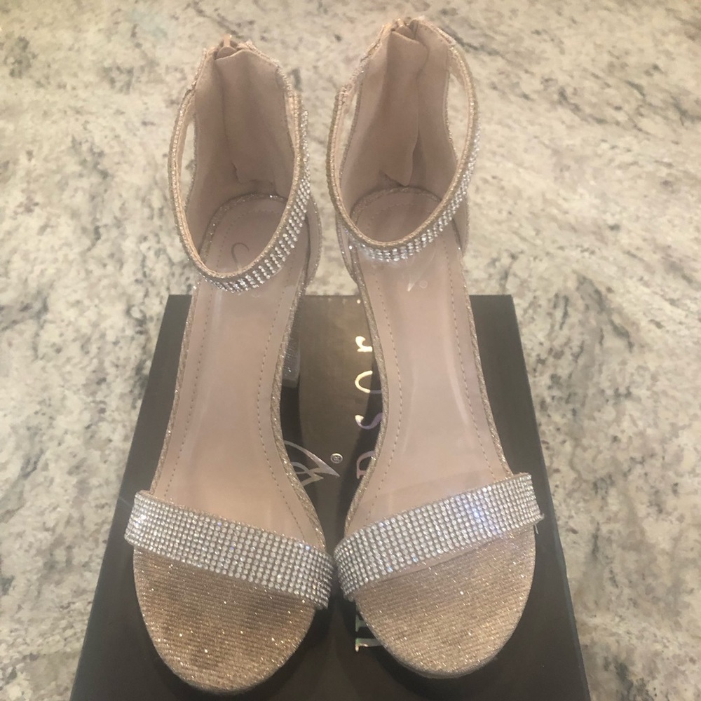 Lightly used Windsor Rose Gold Heels size 6